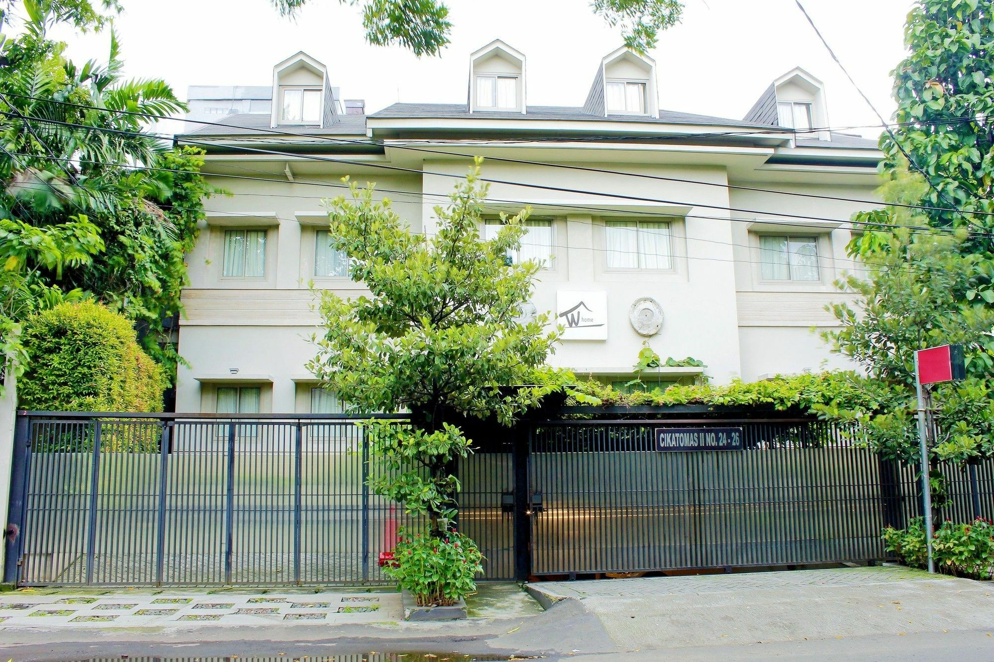 W Home Cikatomas Джакарта Екстер'єр фото